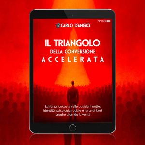 Copertina rossa del libro ‘Il Triangolo della Conversione Accelerata’ con una figura umana illuminata da un fascio di luce triangolare davanti a una folla, simbolo del coraggio di esporsi e di come farsi seguire online.